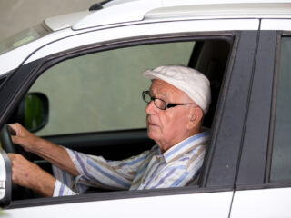 Oudere automobilist een gevaar op de weg? 'Tijd voor een verplichte opfriscursus'