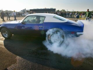 Waarom lijkt een draaiend wiel soms opeens de andere kant op te gaan?