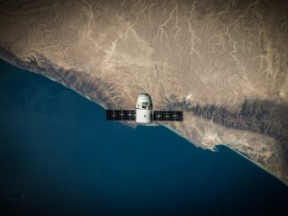 Ruimte steeds voller met satellieten: wat zijn de gevolgen?