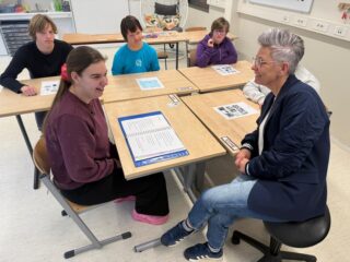 Podcast De Dag: Als 16-jarige les krijgen uit boekjes van groep 3