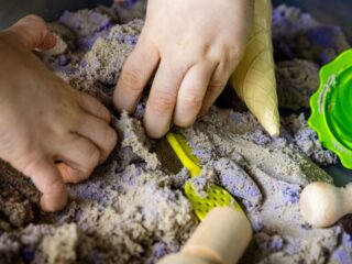 Stand.nl: 'Speelzand moet per direct uit de schappen worden gehaald'