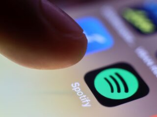 Spotify komt met AI-keurmerk, maar 'doet zelf mee aan het uitknijpen van artiesten door die melding erbij te zetten'