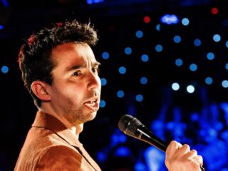 Stefan Pop linkt manosphere en algoritmes aan dictatuur in voorstelling 'Genoeg over mij'