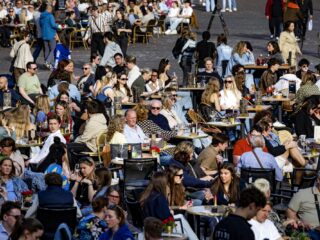 'Terrasjes-samenleving': kritiek op relaxt werkend Nederland
