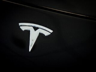 Deel van Tesla-rijders schaamt zich: 'Elon Musk is een radicale maniak'
