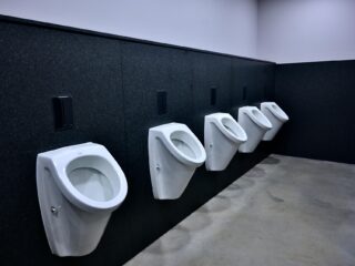 Veel mannen hebben last van plasangst: hoe kom je er vanaf?