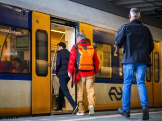 NS wil regels over tassen in de trein aanpassen: 'Een stoel is om te zitten'