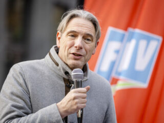 FNV-voorman Tuur Elzinga wil fluwelen revolutie: 'Hopelijk kan het zonder bloedvergieten'