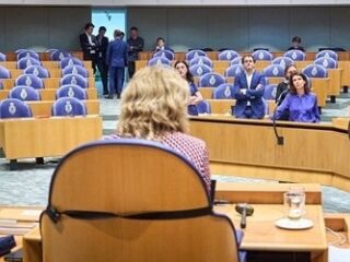 Stand.nl: 'Kamerleden moeten hun termijn uitdienen'