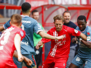 Na chaotische slotfase en twee rode kaarten eindigt Twente-Sparta gelijk (3-3): 'Er is altijd bonje tussen Kooij en Sparta'