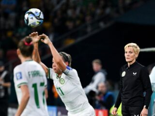 Is het tijd voor een vrouwelijke coach in het mannenvoetbal? 'Wordt hele voetbalwereld beter van'