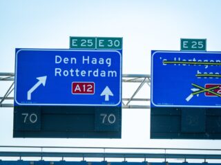 Hoe worden de namen op verkeersborden bepaald?