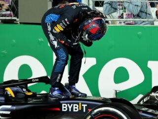Verstappen heeft genoeg aan vijfde plek en pakt in Las Vegas vierde wereldtitel uit carrière