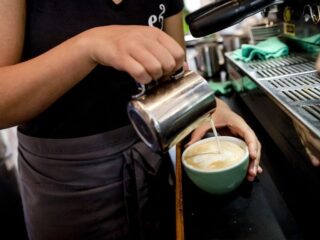 Koffieondernemer wint zaak: Hogere verzuimpremie voor vrouwen is discriminatie volgens mensenrechtencollege