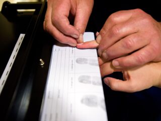 Mogen politieagenten nog standaard vingerafdrukken afnemen? Dat is de vraag na uitspraak Europees Hof