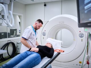 Vrouwen krijgen minder vaak medische doorverwijzing dan mannen: 'Gebrek aan kennis'