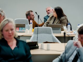 Aantal vrouwelijke wethouders stagneert: 'Zien weinig vrouwen in de politiek, waardoor er geen voorbeeldrollen zijn'