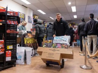 Laatste keer vuurwerk kopen: 'Het mag nog één keer, dan gaan we er écht voor'