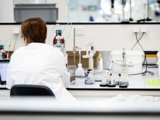 Vertrouwen in wetenschap gestegen onder Nederlanders: 'Ruime voldoende'