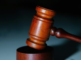 Komt er een rechtszaak als Nederland niet de klimaatdoelen van 2030 haalt?