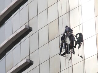 Voormalig probleemjongeren wassen ramen: 'Het is echt een blessing'