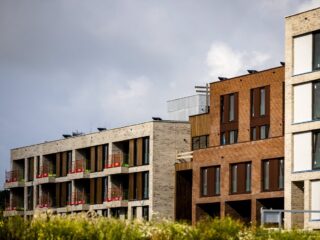 Bijna geen huizen voor woningdelers: 'We moeten doen alsof we een stel zijn'