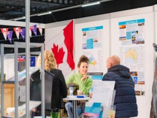 Emigratiebeurs: schoonheidswedstrijd om de gunst van de emigrant in spé