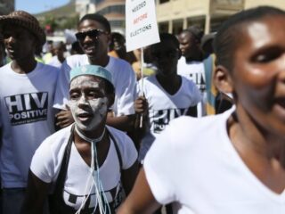 Financiering HIV-zorg door VS mogelijk stopgezet: 'Risico dat er per jaar miljoenen mensen doodgaan'
