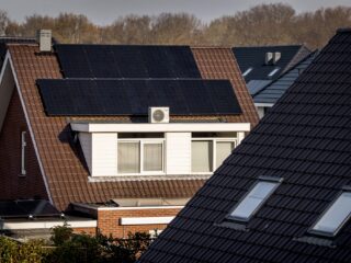 Zonnepaneelhouders stuk duurder uit bij nieuw contract: 'Dit loopt uit de hand'