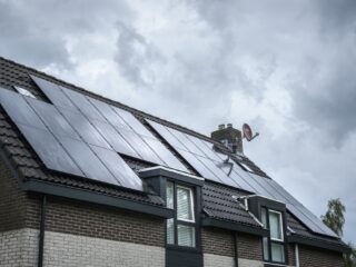 Zelf overgebleven energie van zonnepanelen opslaan, loont dat?