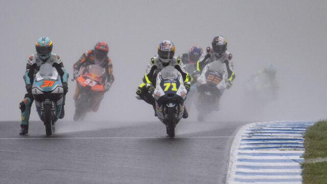MotoGP in Australië ontregeld door hevige regenval: 'Eén groot crashfestijn'