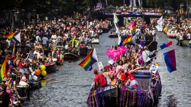 'Bij de eerste Amsterdamse Canal Parade ging het vooral over de vraag: hoe bloot zal het zijn?'