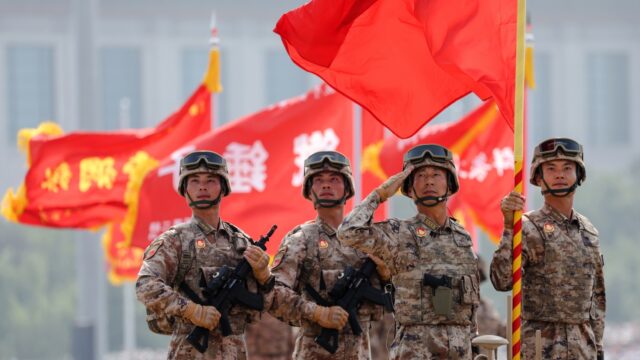 China herdenkt de oorlog met spierballen en spektakel