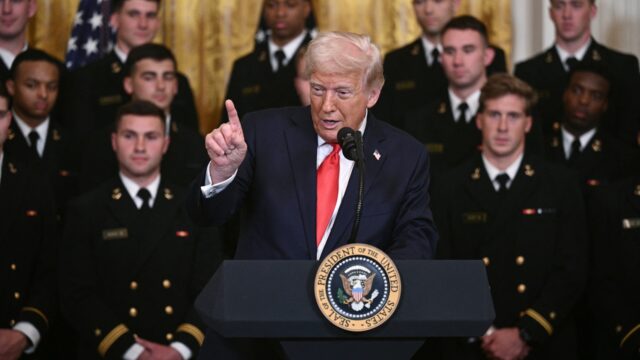 Trumps chaos: dagelijkse decreten, ondermijning van instituties en constitutionele crisis
