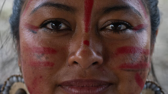 Inheemse Ecuadoraanse vrouwen vechten voor hun leefgebied