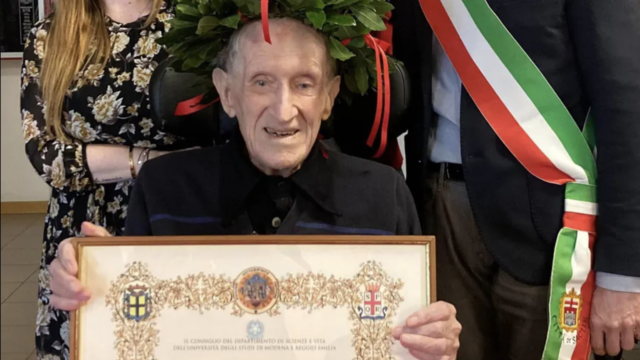 102-jarige neemt diploma in ontvangst