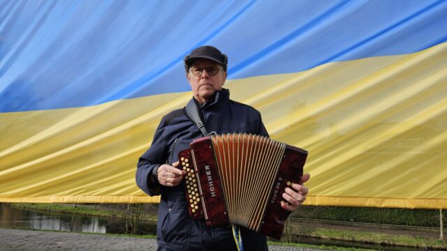 Vlaggenwacht voor Russische ambassade in Den Haag blijft tot de Russen vertrekken