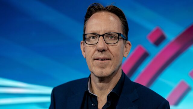 Commentator Lippens zwaait na 35 jaar af: 'De Tour is het mooiste wat je kunt doen'