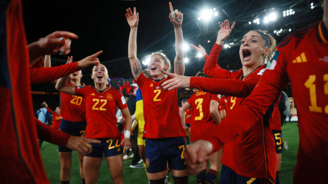 'In alle hoeken van het land zie je pleinen en sportzalen rood kleuren'