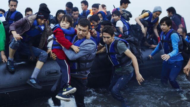 Hoe zorg je dat mensen die geen recht hebben op asiel ook echt de EU verlaten?