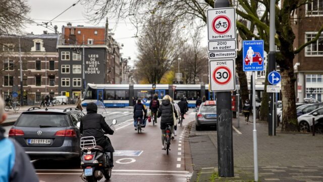Amsterdammers positief over 30 kilometerzone: 'Maakt stad leefbaar, moet gehandhaafd worden'