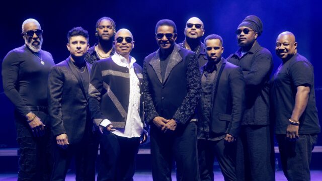 Jacksons voelen nog altijd de aanwezigheid van broers Tito en Michael Jackson op het podium