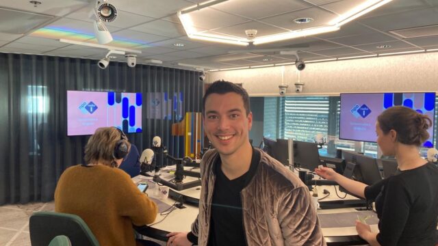 Cabaretier Andries Tunru schreef voorstelling over turbulente jeugd: 'Huisraad vloog door de kamer'