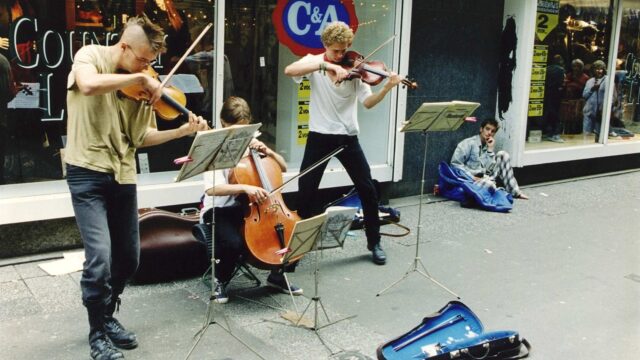 Waarom de straatmuzikant lijkt te verdwijnen: 'We hebben geen cash meer op zak'