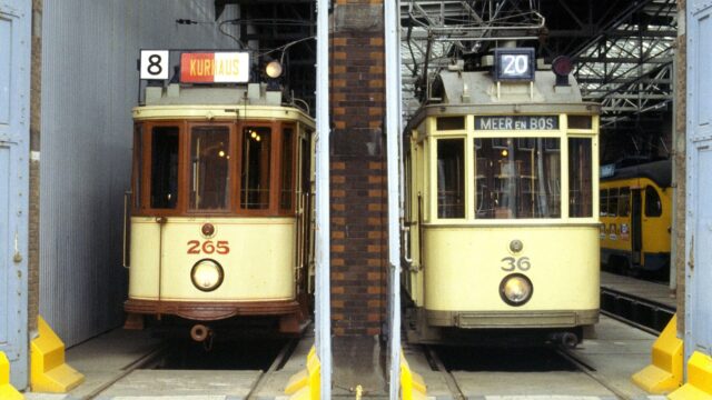 Historische tram 402 na twaalf jaar restauratie weer op de rails in Den Haag