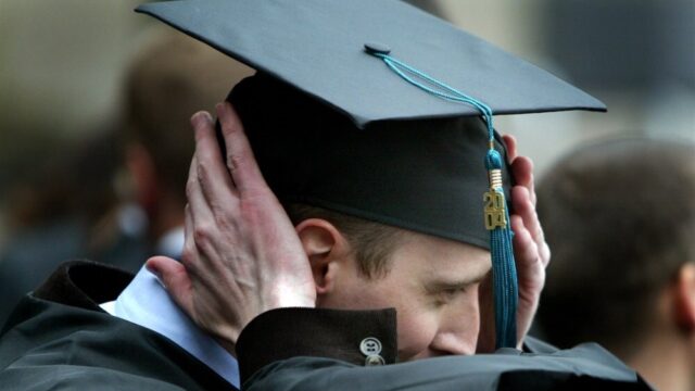 Stand.nl: 'Cum laude afstuderen moet overal worden afgeschaft om prestatiedruk te verlagen'