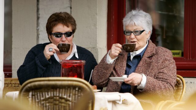 Is het werkwoord 'hoeven' niet gewoon een 'pluizige vorm' van moeten?