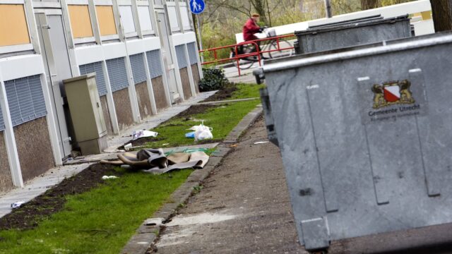 Blote voetjes op het beton: 'Als kind in armoede doe je niet mee in de maatschappij'