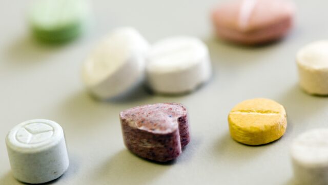 Wat gebeurt er met de handel achter een bepaalde drug als die
