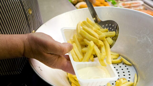 Plastic toeslag van 25 cent bij de snackbar? 'Verdwijnt in de zakken van ondernemers'